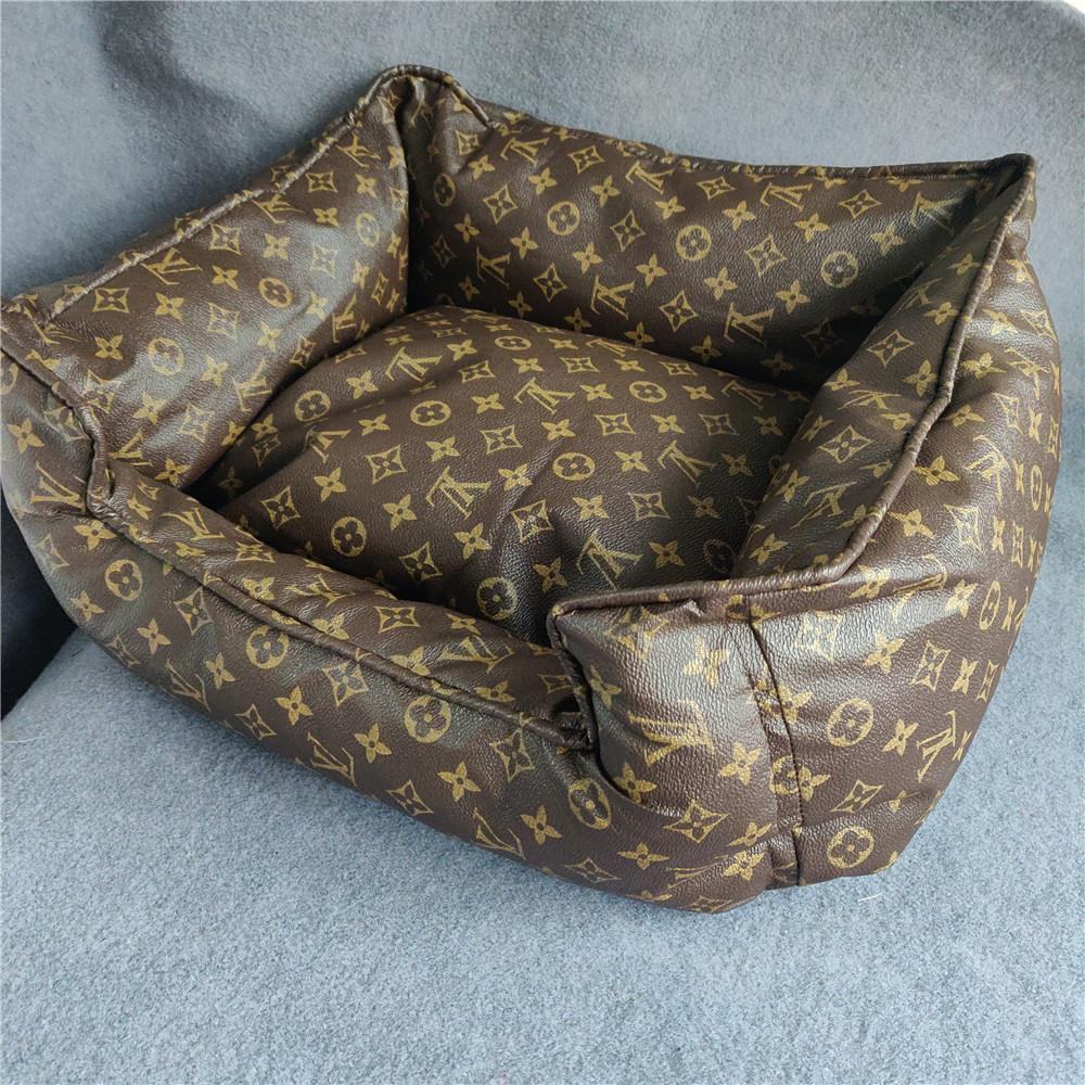 Lit pour chien en cuir marron LVuitton